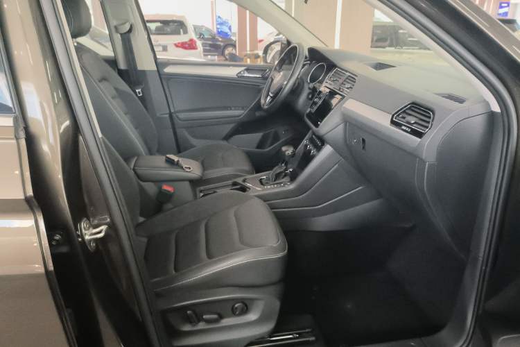Used Volkswagen Tiguan L 2019 330TSI Automatic Two-Wheel Drive Smart Luxury Version China V Emission Standard Right Front Seat