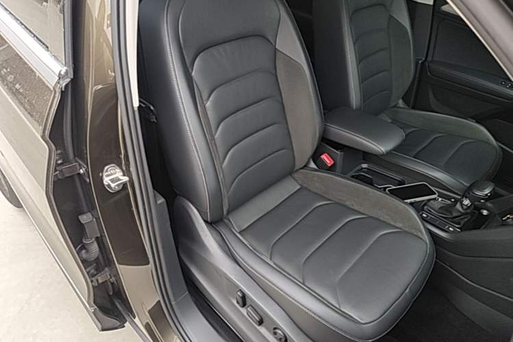 Used Volkswagen Tiguan L 2019 Updated Version 330TSI Automatic Two-Wheel Drive Panoramic Comfort Edition China VI Standard Right Front Seat