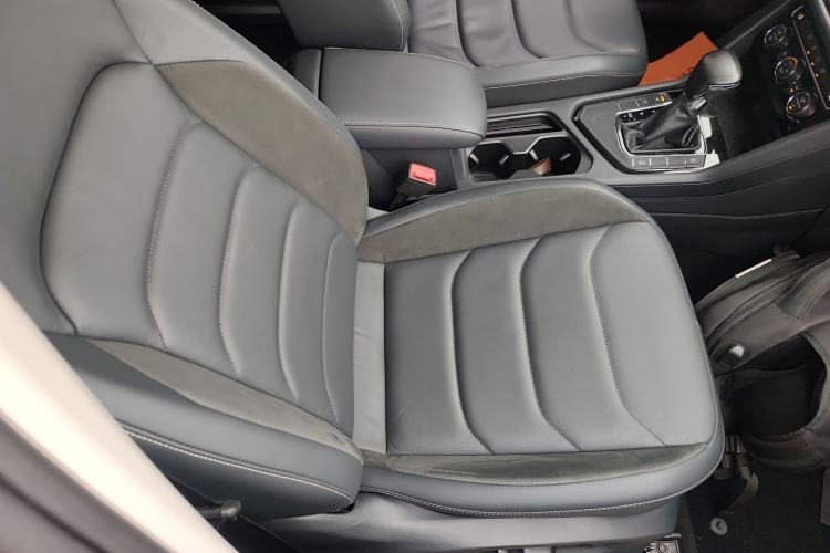Used Volkswagen Tiguan L 2019 Updated Version 330TSI Automatic Two-Wheel Drive Panoramic Comfort Edition China VI Standard Right Front Seat