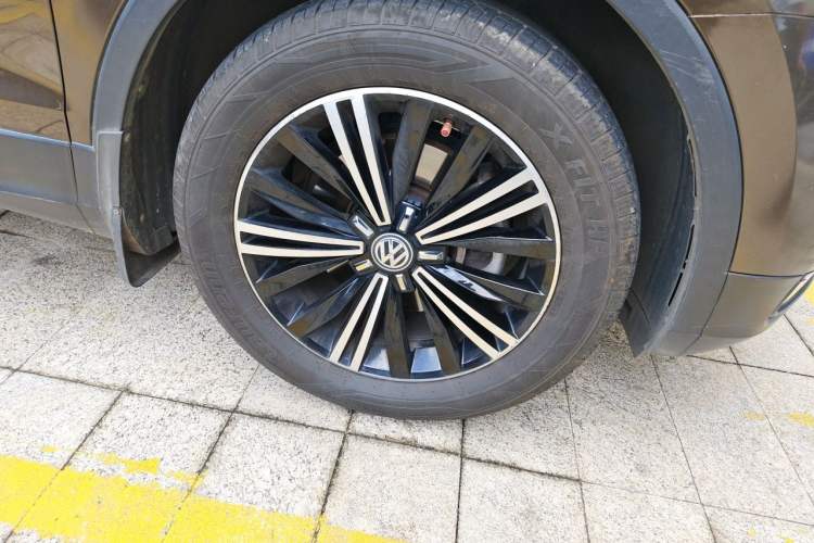 Used Volkswagen Tiguan L 2019 330TSI Automatic Two-Wheel Drive Panoramic Comfort Edition China VI Standard Right Front Wheel Hub