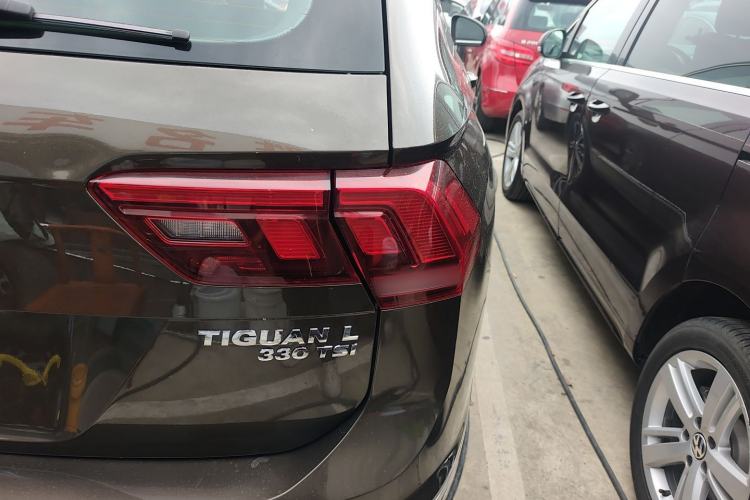 Used Volkswagen Tiguan L 2019 Updated Version 330TSI Automatic Two-Wheel Drive Panoramic Comfort Edition China VI Standard Right Rear Taillight
