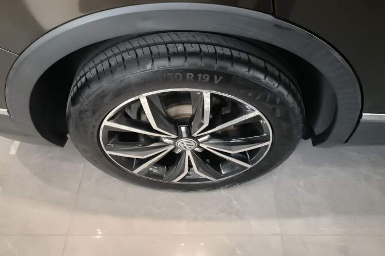 Used Volkswagen Tiguan L 2019 330TSI Automatic Two-Wheel Drive Smart Luxury Version China V Emission Standard Right Rear Wheel Hub