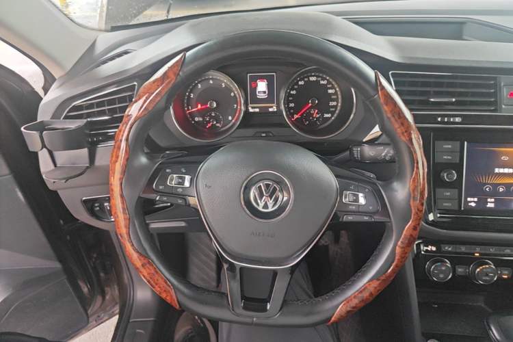 Used Volkswagen Tiguan L 2019 330TSI Automatic Two-Wheel Drive Smart Luxury Version China V Emission Standard Steering Wheel