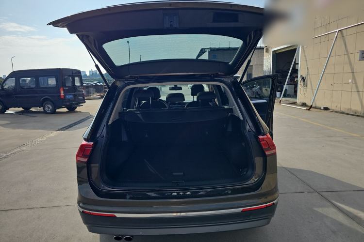 Used Volkswagen Tiguan L 2019 Updated Version 330TSI Automatic Two-Wheel Drive Panoramic Comfort Edition China VI Standard Trunk