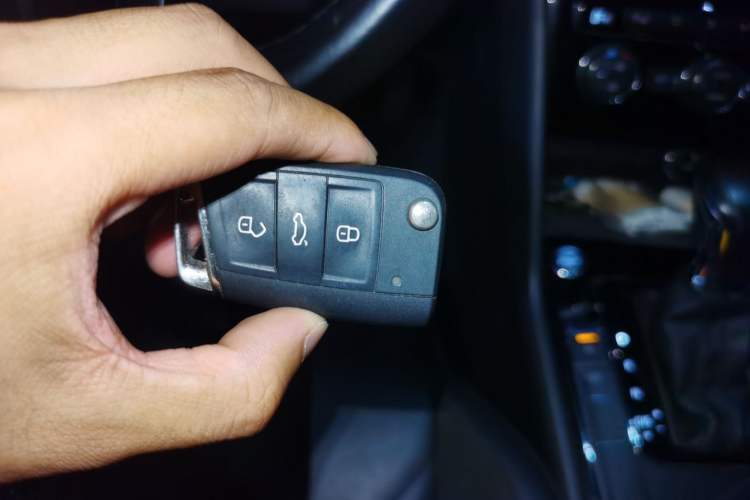 Used Volkswagen Tiguan L 2019 330TSI Automatic Two-Wheel Drive Smart Luxury Version China VI Standard Vehicle Key