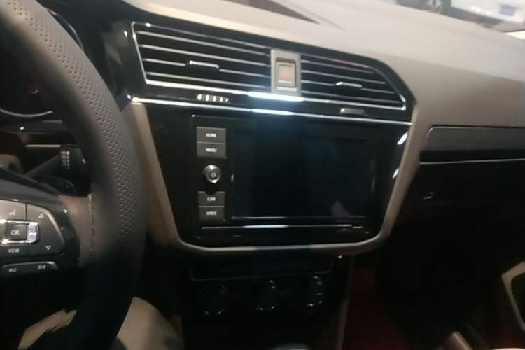Used Volkswagen Tiguan L 2019 330TSI Automatic Two-Wheel Drive Smart Luxury Version China V Emission Standard Audio And AC Panel