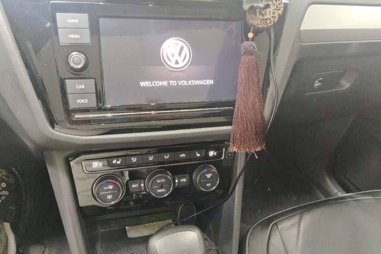 Used Volkswagen Tiguan L 2019 330TSI Automatic Two-Wheel Drive Smart Luxury Version China VI Standard Audio And AC Panel