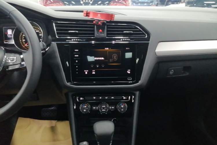 Used Volkswagen Tiguan L 2019 Updated Version 330TSI Automatic Two-Wheel Drive Panoramic Comfort Edition China VI Standard Audio And AC Panel