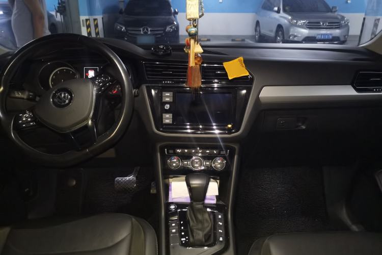 Used Volkswagen Tiguan L 2019 330TSI Automatic Two-Wheel Drive Smart Luxury Version China VI Standard Center Console