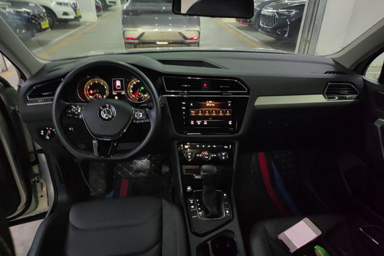 Used Volkswagen Tiguan L 2019 Updated Version 330TSI Automatic Two-Wheel Drive Panoramic Comfort Edition China VI Standard Center Console