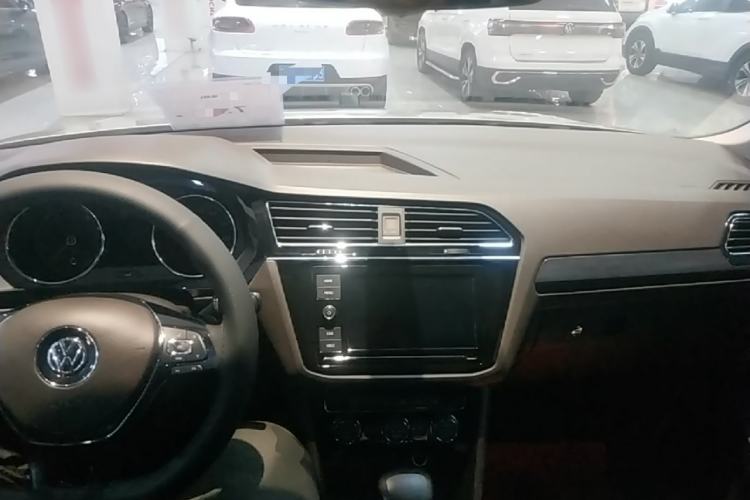 Used Volkswagen Tiguan L 2019 330TSI Automatic Two-Wheel Drive Smart Luxury Version China V Emission Standard Center Console