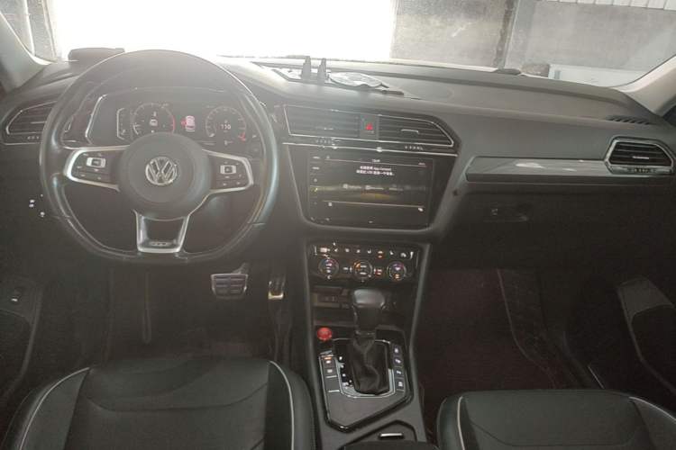 Used Volkswagen Tiguan L 2019 330TSI Automatic Two-Wheel Drive R-Line Flagship Model China VI Standard Center Console