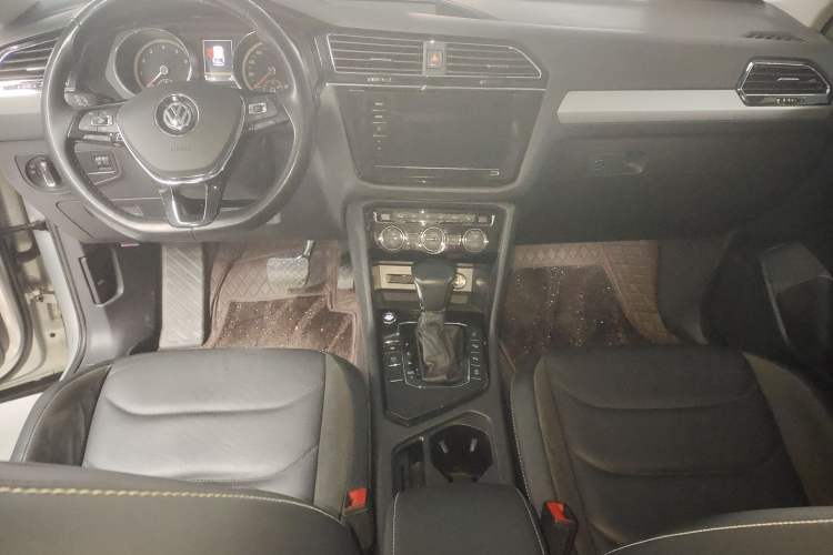 Used Volkswagen Tiguan L 2019 Revised 330TSI Automatic Two-Wheel Drive Smart & Luxury Edition China VI Standard Center Console