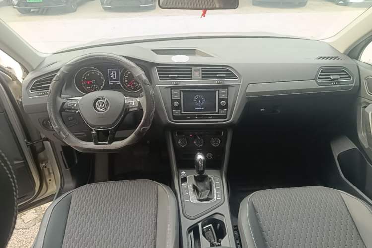Used Volkswagen Tiguan L 2019 330TSI Automatic Two-Wheel Drive Luxury Edition China VI Standard Center Console
