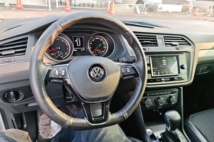 Used Volkswagen Tiguan L 2019 330TSI Automatic Two-Wheel Drive Luxury Edition China VI Standard Center Console