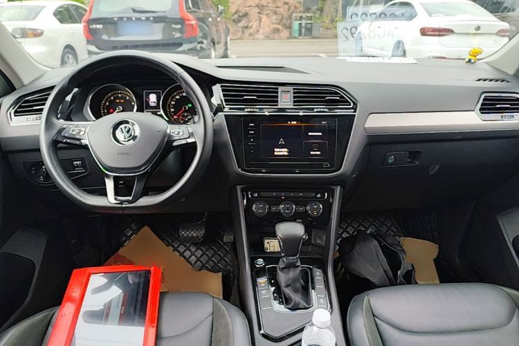 Used Volkswagen Tiguan L 2019 Updated Version 330TSI Automatic Two-Wheel Drive Panoramic Comfort Edition China VI Standard Center Console