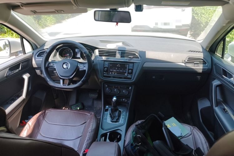Used Volkswagen Tiguan L 2019 330TSI Automatic Two-Wheel Drive Luxury Edition China VI Standard Center Console