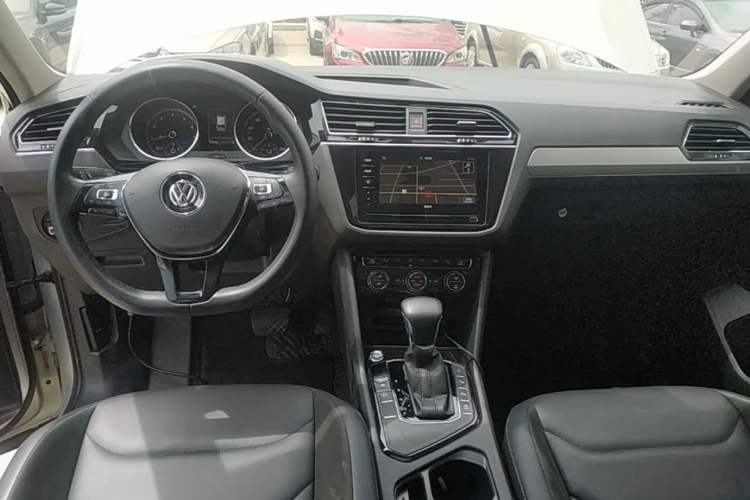 Used Volkswagen Tiguan L 2019 Revised 330TSI Automatic Two-Wheel Drive Smart & Luxury Edition China VI Standard Center Console