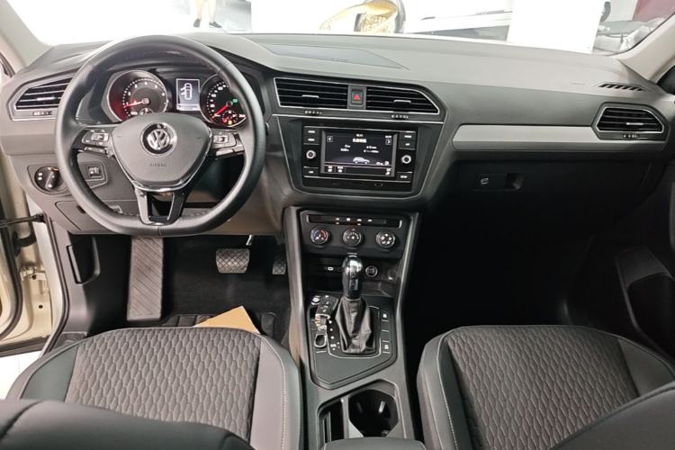 Used Volkswagen Tiguan L 2019 330TSI Automatic Two-Wheel Drive Luxury Edition China VI Standard Center Console