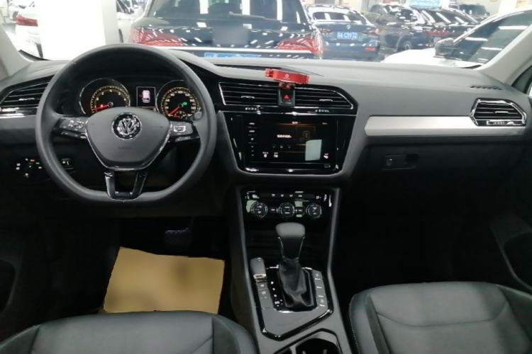 Used Volkswagen Tiguan L 2019 Updated Version 330TSI Automatic Two-Wheel Drive Panoramic Comfort Edition China VI Standard Center Console