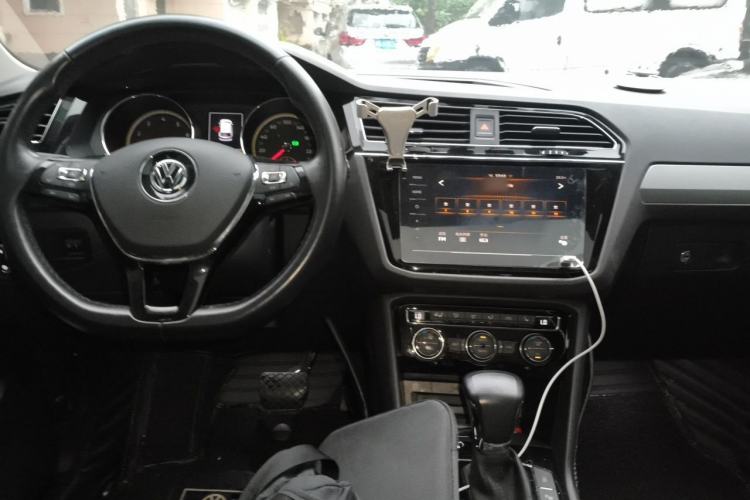 Used Volkswagen Tiguan L 2019 Revised Version 330TSI Automatic Two-Wheel Drive Intelligent Luxury Edition China V Standard Center Console