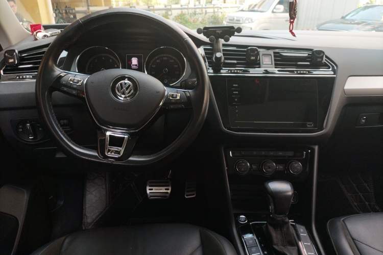 Used Volkswagen Tiguan L 2019 330TSI Automatic Two-Wheel Drive Panoramic Comfort Edition China VI Standard Center Console