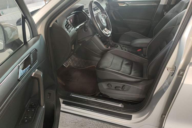 Used Volkswagen Tiguan L 2019 330TSI Automatic Two-Wheel Drive R-Line Flagship Model China VI Standard Driver Seat
