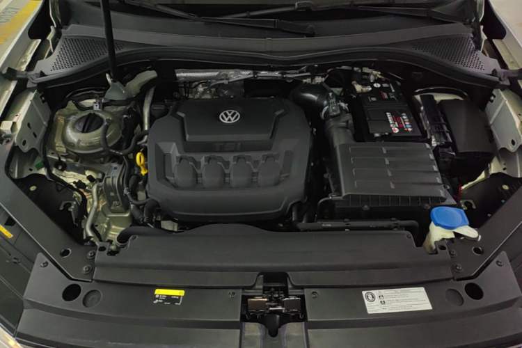 Used Volkswagen Tiguan L 2019 Updated Version 330TSI Automatic Two-Wheel Drive Panoramic Comfort Edition China VI Standard Engine Bay