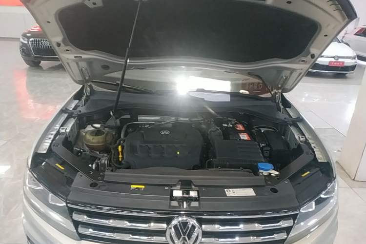 Used Volkswagen Tiguan L 2019 330TSI Automatic Two-Wheel Drive Smart Luxury Version China V Emission Standard Engine Bay