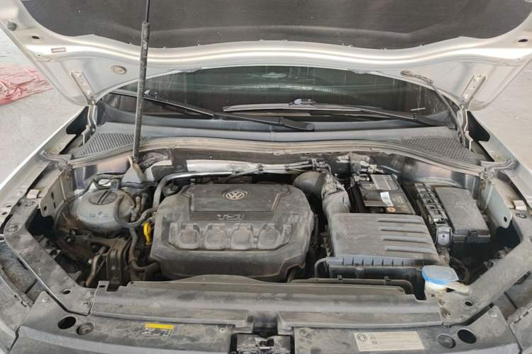 Used Volkswagen Tiguan L 2019 330TSI Automatic Two-Wheel Drive R-Line Flagship Model China VI Standard Engine Bay