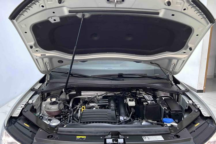Used Volkswagen Tiguan L 2019 Revised Version 280TSI Automatic Two-Wheel Drive Panoramic Comfort Edition China VI Standard Engine Bay