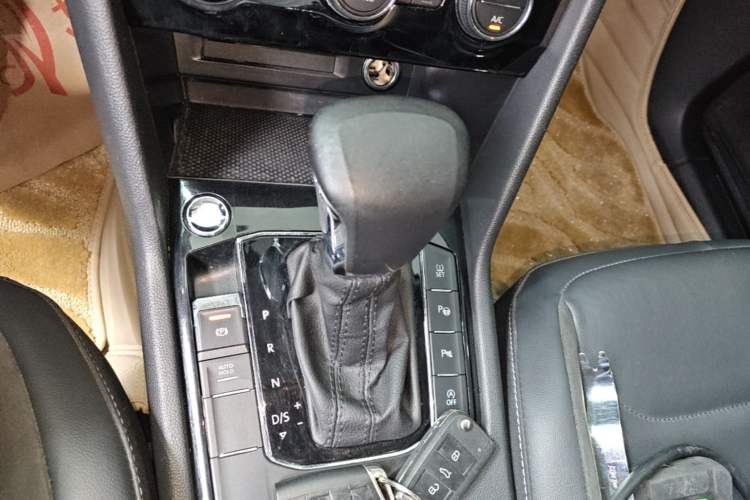 Used Volkswagen Tiguan L 2019 330TSI Automatic Two-Wheel Drive Smart Luxury Version China V Emission Standard Gear Lever