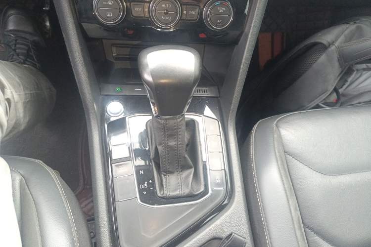 Used Volkswagen Tiguan L 2019 Revised 330TSI Automatic Two-Wheel Drive Smart & Luxury Edition China VI Standard Gear Lever