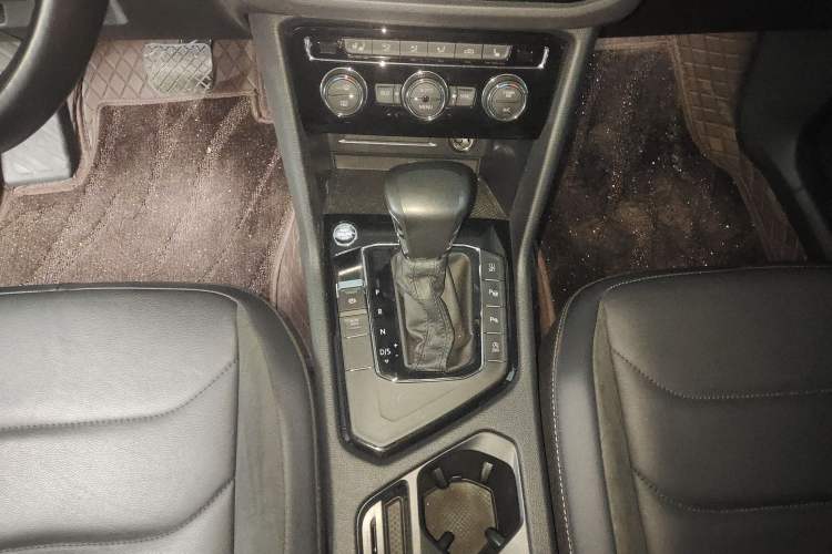 Used Volkswagen Tiguan L 2019 Revised 330TSI Automatic Two-Wheel Drive Smart & Luxury Edition China VI Standard Gear Lever