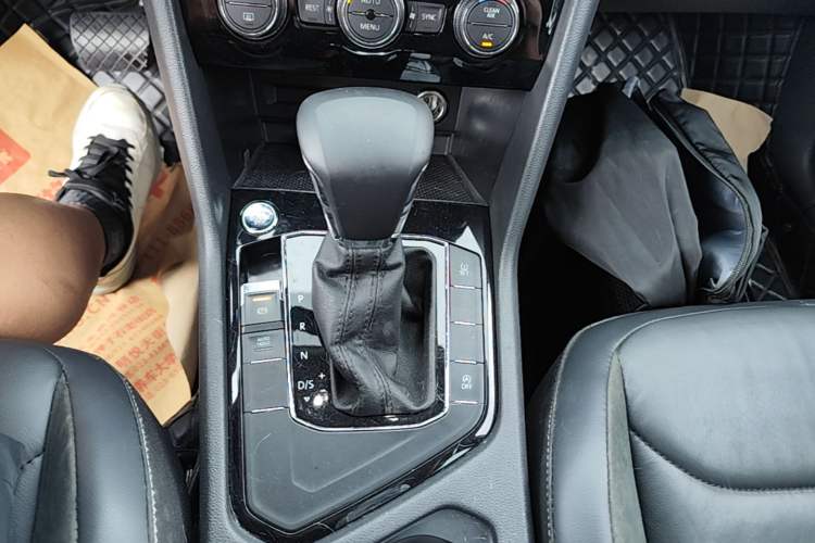 Used Volkswagen Tiguan L 2019 Updated Version 330TSI Automatic Two-Wheel Drive Panoramic Comfort Edition China VI Standard Gear Lever