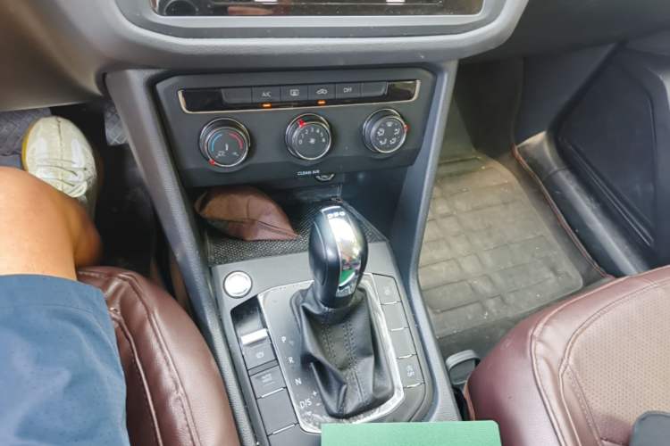Used Volkswagen Tiguan L 2019 330TSI Automatic Two-Wheel Drive Luxury Edition China VI Standard Gear Lever