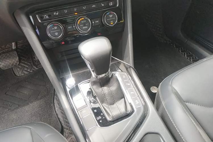 Used Volkswagen Tiguan L 2019 Revised 330TSI Automatic Two-Wheel Drive Smart & Luxury Edition China VI Standard Gear Lever