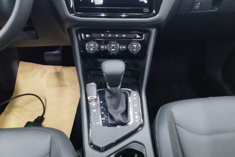Used Volkswagen Tiguan L 2019 Updated Version 330TSI Automatic Two-Wheel Drive Panoramic Comfort Edition China VI Standard Gear Lever