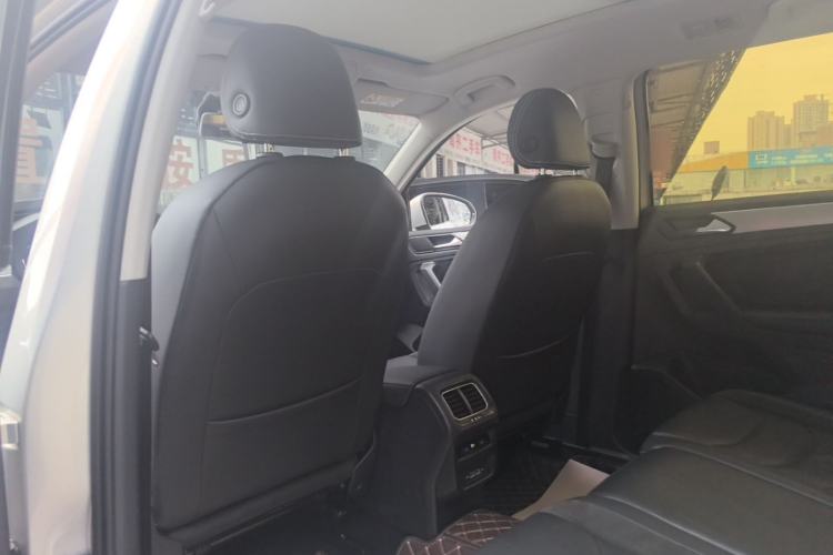 Used Volkswagen Tiguan L 2019 330TSI Automatic Two-Wheel Drive Panoramic Comfort Edition China VI Standard Headliner