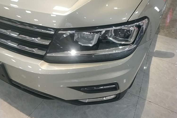 Used Volkswagen Tiguan L 2019 330TSI Automatic Two-Wheel Drive Smart Luxury Version China V Emission Standard Left Front Headlight