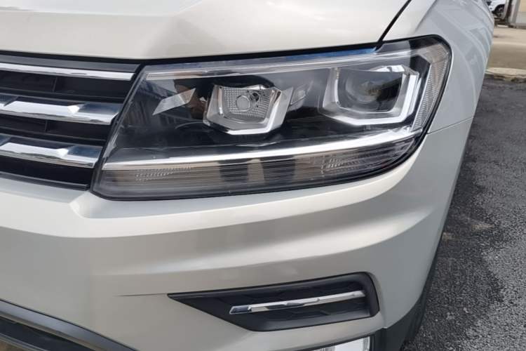 Used Volkswagen Tiguan L 2019 Revised Version 280TSI Automatic Two-Wheel Drive Panoramic Comfort Edition China VI Standard Left Front Headlight