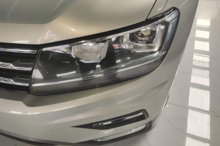 Used Volkswagen Tiguan L 2019 Revised 330TSI Automatic Two-Wheel Drive Smart & Luxury Edition China VI Standard Left Front Headlight