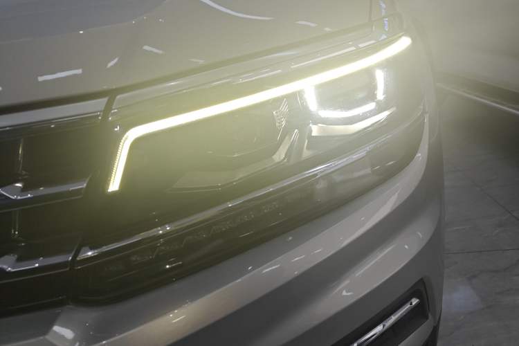 Used Volkswagen Tiguan L 2019 380TSI Automatic All-Wheel Drive Luxury Edition with 7 Seats China VI Standard Left Front Headlight