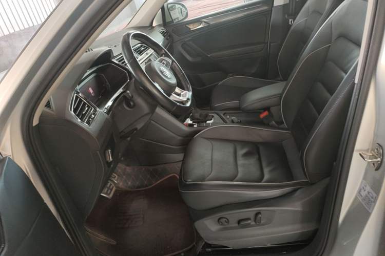 Used Volkswagen Tiguan L 2019 330TSI Automatic Two-Wheel Drive R-Line Flagship Model China VI Standard Left Front Seat
