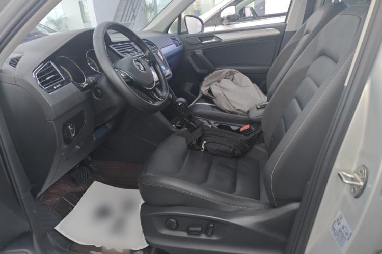 Used Volkswagen Tiguan L 2019 380TSI Automatic All-Wheel Drive Luxury Edition with 7 Seats China VI Standard Left Front Seat