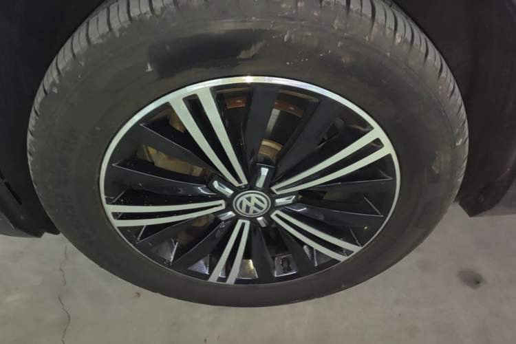 Used Volkswagen Tiguan L 2019 Updated Version 330TSI Automatic Two-Wheel Drive Panoramic Comfort Edition China VI Standard Left Front Wheel Hub