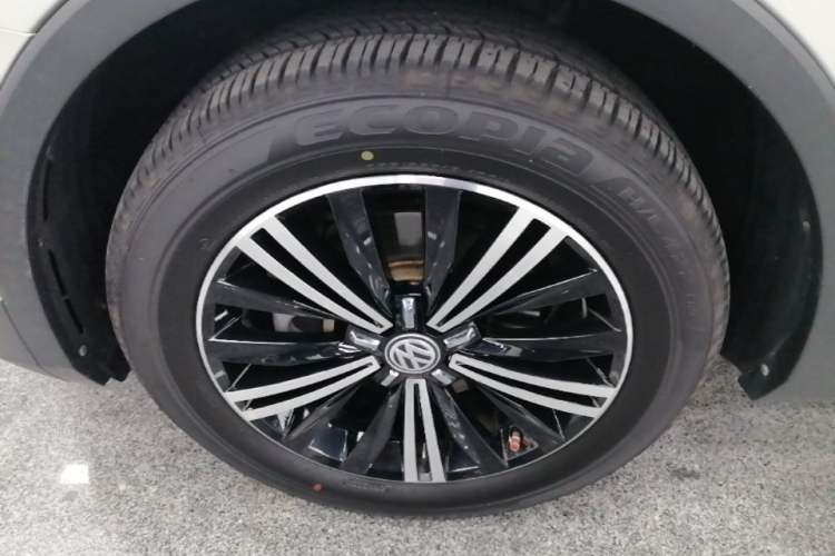 Used Volkswagen Tiguan L 2019 Updated Version 330TSI Automatic Two-Wheel Drive Panoramic Comfort Edition China VI Standard Left Front Wheel Hub