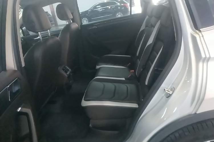 Used Volkswagen Tiguan L 2019 330TSI Automatic Two-Wheel Drive Smart Luxury Version China V Emission Standard Left Rear Seat