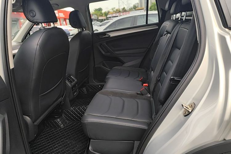 Used Volkswagen Tiguan L 2019 Updated Version 330TSI Automatic Two-Wheel Drive Panoramic Comfort Edition China VI Standard Left Rear Seat