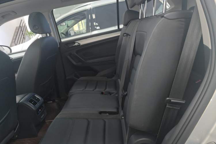Used Volkswagen Tiguan L 2019 380TSI Automatic All-Wheel Drive Luxury Edition with 7 Seats China VI Standard Left Rear Seat